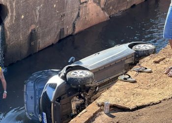 Uma mulher, de 35 anos, perdeu o controle do carro e caiu dentro de um córrego Segredo, na avenida Ernesto Geisel, em Campo. Discutindo com