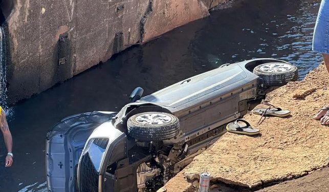 Uma mulher, de 35 anos, perdeu o controle do carro e caiu dentro de um córrego Segredo, na avenida Ernesto Geisel, em Campo. Discutindo com