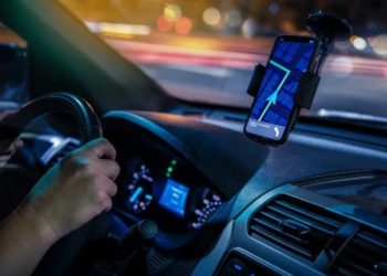 Um menino de dois anos foi encontrado dormindo no banco de trás de um carro por um motorista de aplicativo, em Caxias do Sul. Mãe esquece