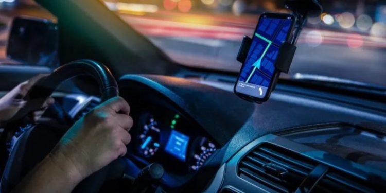 Um menino de dois anos foi encontrado dormindo no banco de trás de um carro por um motorista de aplicativo, em Caxias do Sul. Mãe esquece