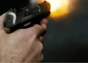 Um homem de 53 anos foi preso suspeito de tentar matar o filho, de 28, após ser xingado de "velho safado", no bairro Pontal, em. Filho chama