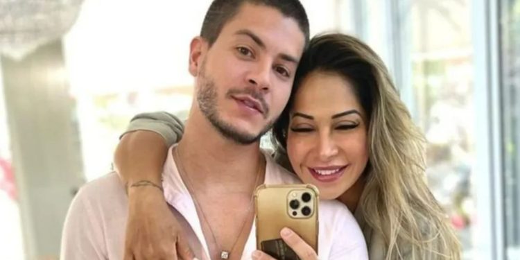 Arthur Aguiar relembrou o relacionamento conturbado que viveu com Maíra Cardi e disse que não a fazia feliz por comer coxinha e carne.