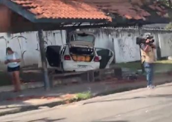 Carro invade ponto de ônibus e deixa duas pessoas feridas na Cidade Nova