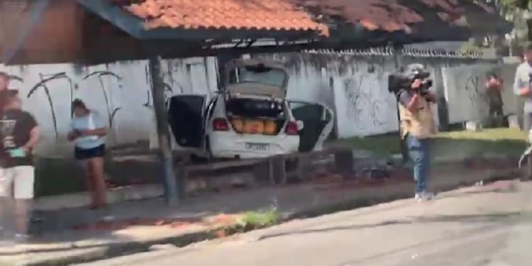 Carro invade ponto de ônibus e deixa duas pessoas feridas na Cidade Nova