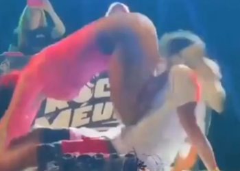 VÍDEO: homem desloca o braço ao levar ‘surra de bunda’ durante show