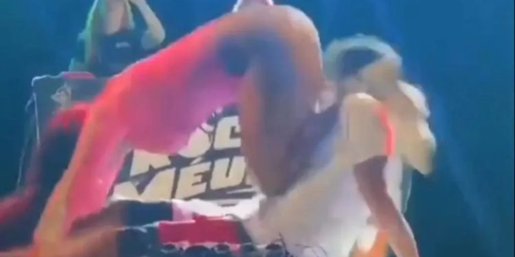 VÍDEO: homem desloca o braço ao levar ‘surra de bunda’ durante show
