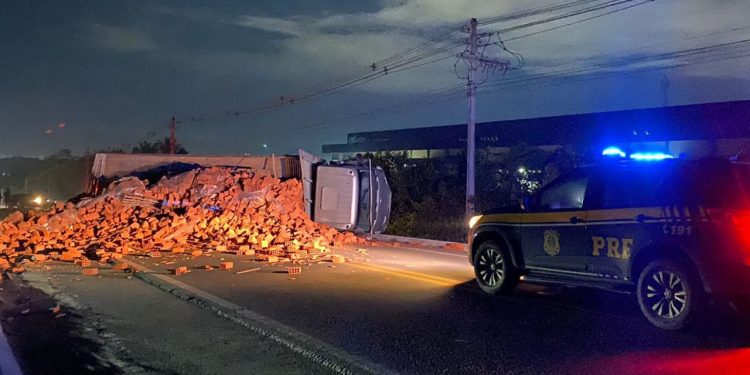 Vídeo: Motorista bêbado foge após colidir com caminhão cheio de tijolos