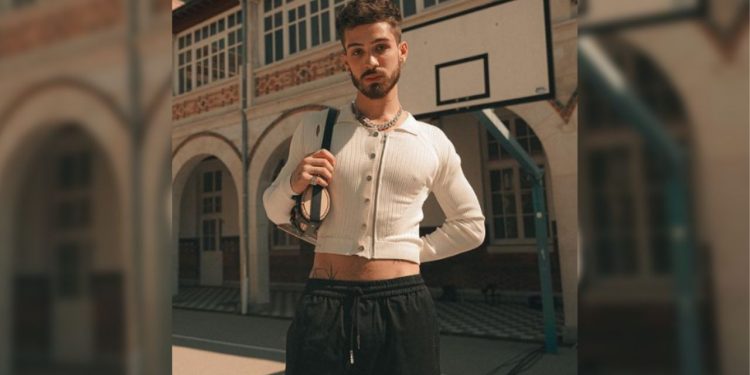 O ator João Guilherme escandalizou nas redes sociais ao dividir com seus seguidores uma foto aparecendo de cropped.