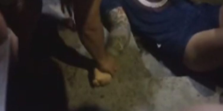 VÍDEO: Mulher é assassinada a tiros em frente de casa no Coroado