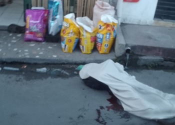 Um morador de rua, ainda não identificado, foi assassinado com seis tiros pelo corpo na madrugada desta quarta-feira (21), na rua. Morador de