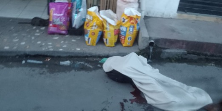 Um morador de rua, ainda não identificado, foi assassinado com seis tiros pelo corpo na madrugada desta quarta-feira (21), na rua. Morador de