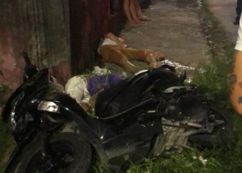 Três adolescentes morreram durante um acidente envolvendo uma motocicleta e um micro-ônibus amarelinho. Três adolescentes