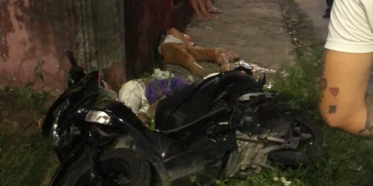 Três adolescentes morreram durante um acidente envolvendo uma motocicleta e um micro-ônibus amarelinho. Três adolescentes