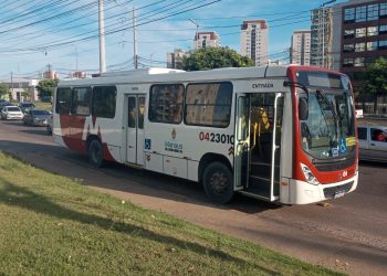 Um cabo da Polícia Militar, que estava à paisana, foi baleado durante assalto ao ônibus da linha 305, na manhã desta quinta-feira. Policial é