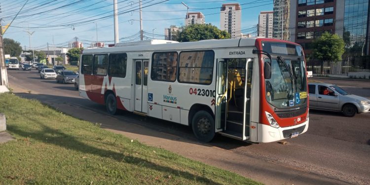 Um cabo da Polícia Militar, que estava à paisana, foi baleado durante assalto ao ônibus da linha 305, na manhã desta quinta-feira. Policial é