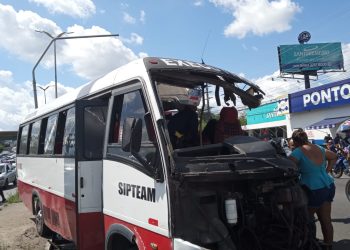 Um grave acidente envolvendo um ônibus e um micro-ônibus do transporte alternativo deixou feridos, na tarde desta sexta. Vídeos chocantes