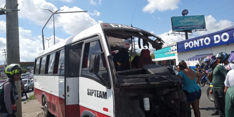 Um grave acidente envolvendo um ônibus e um micro-ônibus do transporte alternativo deixou feridos, na tarde desta sexta. Vídeos chocantes