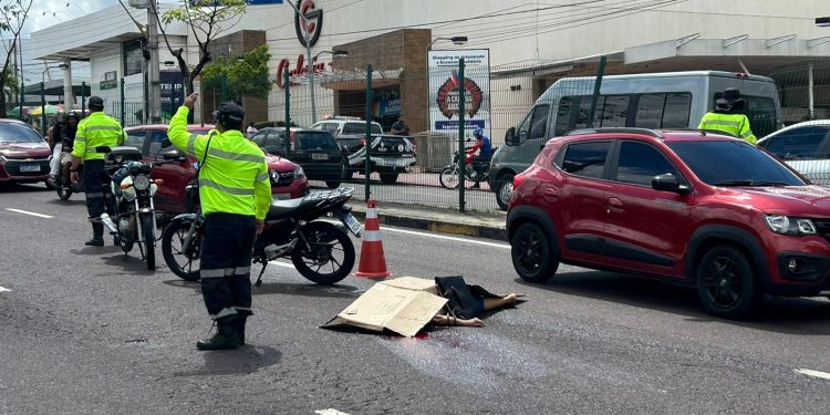 Eulina Costa dos Santos, 47, morreu ao ter a cabeça esmagada por um ônibus da linha 452, após cair de uma motocicleta por. Passageira cai