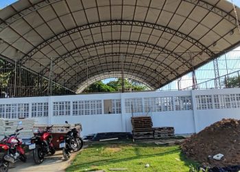 O vigia Elias de Jesus da Silva, 39, foi encontrado estrangulado dentro do vestiário da Escola Municipal Professor Paulo Graça, na. Vigia é