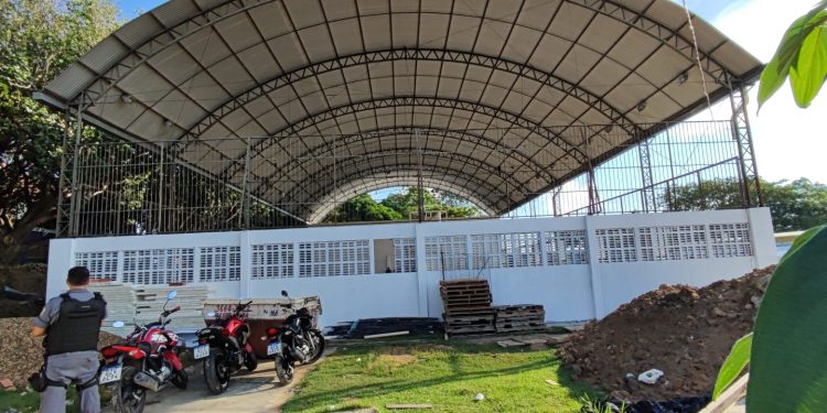 O vigia Elias de Jesus da Silva, 39, foi encontrado estrangulado dentro do vestiário da Escola Municipal Professor Paulo Graça, na. Vigia é