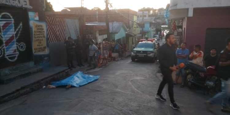 Homem é executado com tiros na cabeça no bairro Compensa