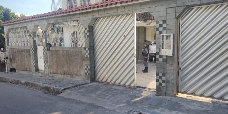 Criminosos armados invadiram uma casa situada na rua Cruzeiro, bairro Betânia, zona Sul de Manaus, nas primeiras horas da. Criminosos fazem