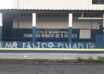 Uma aluna da Escola Municipal Raimundo Nonato Oliveira Gomes, situada no bairro Zumbi, entrou na escola com uma faca, após. Criança ameaça