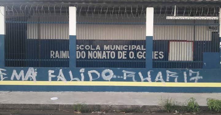 Uma aluna da Escola Municipal Raimundo Nonato Oliveira Gomes, situada no bairro Zumbi, entrou na escola com uma faca, após. Criança ameaça