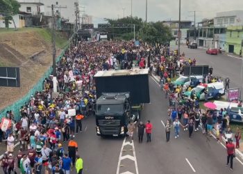 Fiéis lotam evento Marcha para Jesus em Manaus