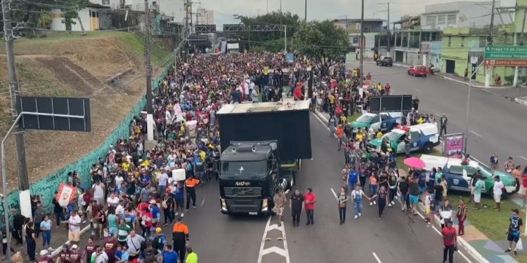 Fiéis lotam evento Marcha para Jesus em Manaus