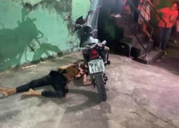 Suposto assaltante apanha até a morte de população revoltada; veja vídeo