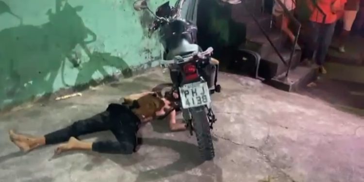 Suposto assaltante apanha até a morte de população revoltada; veja vídeo