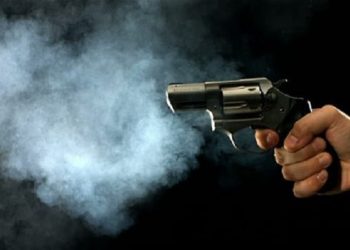 Um policial, que não teve o nome divulgado, foi baleado na madrugada desta terça-feira (6), após entrar em uma boca de fumo na. Policial é.