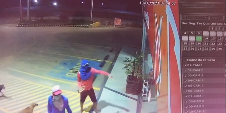 Dois homens, ainda não identificados, foram flagrados por uma câmera de segurança invadindo uma loja de conveniência para. Bandidos invadem