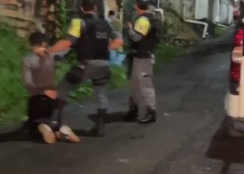 Três homens e uma mulher, que não tiveram os nomes divulgados, foram presos após roubar o carro de um motorista de aplicativo. Grupo é