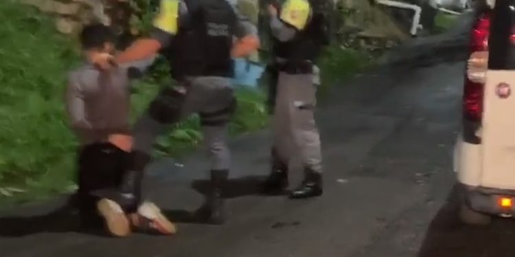 Três homens e uma mulher, que não tiveram os nomes divulgados, foram presos após roubar o carro de um motorista de aplicativo. Grupo é