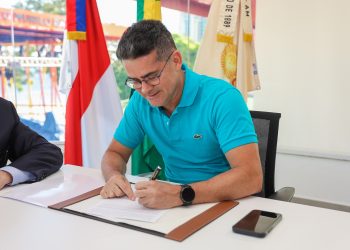 Prefeito de Manaus anuncia pagamento do 13º salário e aumento do auxílio-alimentação