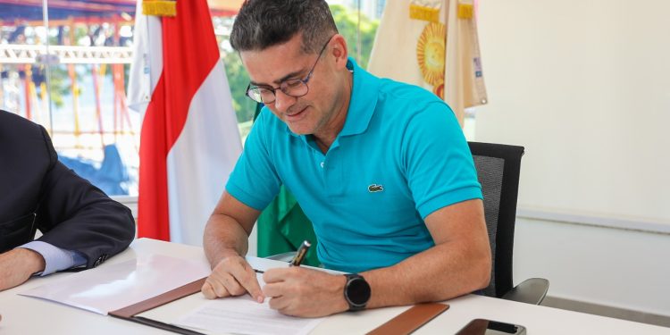 Prefeito de Manaus anuncia pagamento do 13º salário e aumento do auxílio-alimentação