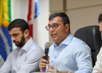 Wilson Lima anuncia reajuste para servidores da Educação e coloca piso salarial de professores entre os maiores do país