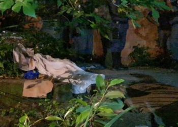 Em um beco que fica na rua Malvarisco, bairro Jorge Teixeira, zona Leste de Manaus, um adolescente de 16 anos identificado apenas com Matheus.