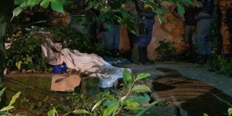 Em um beco que fica na rua Malvarisco, bairro Jorge Teixeira, zona Leste de Manaus, um adolescente de 16 anos identificado apenas com Matheus.