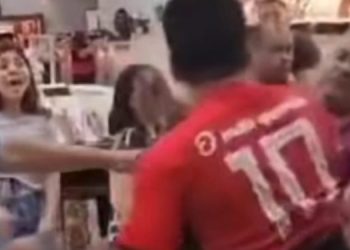 Um vídeo divulgado nas redes sociais, na noite de quinta-feira (22), mostra o momento em que dois clientes brigam dentro de um. Vídeo:
