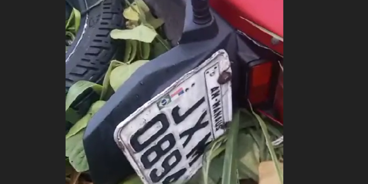 Mulher é encontrada morta ao lado de moto em Manaus; veja vídeo