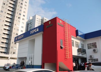 Crianças que foram abandonadas pela mãe sem comida em casa são resgatadas em Manaus