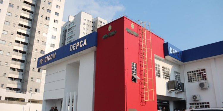 Crianças que foram abandonadas pela mãe sem comida em casa são resgatadas em Manaus