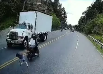 Vídeo: Menina sobrevive após ser atropelada por duas motos e quase ser atingida por caminhão