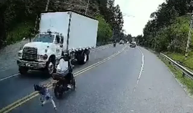 Vídeo: Menina sobrevive após ser atropelada por duas motos e quase ser atingida por caminhão