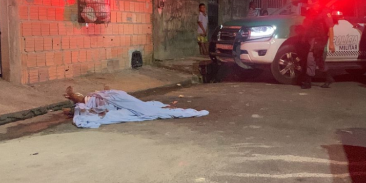 Uma mulher identificada por Geyssiane Abraão da Silva, 35, foi executada a tiros, na noite de sexta-feira (23), na rua 39, bairro. Mulher é