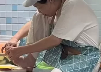 Vídeo: Funcionária de restaurante é flagrada cortando unha na cozinha e viraliza
