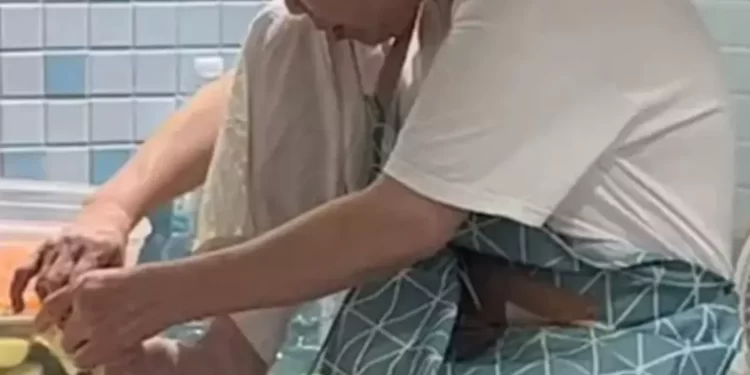 Vídeo: Funcionária de restaurante é flagrada cortando unha na cozinha e viraliza